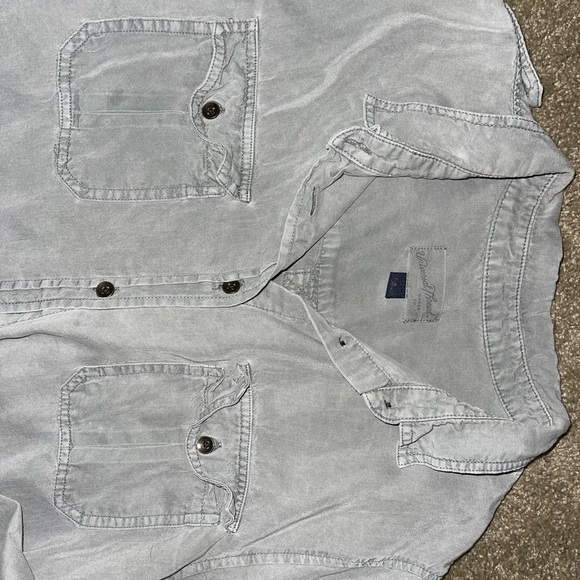 Universal Thread button down. - Picture 2 of 7